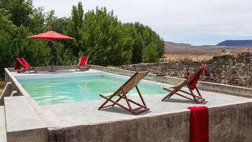 Sisäuima-allas, 2 ulkouima-allasta, aurinkovarjoja, aurinkotuoleja