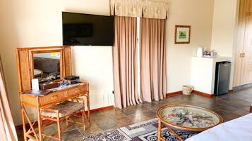 Caja de seguridad en la habitación y tabla de planchar con plancha