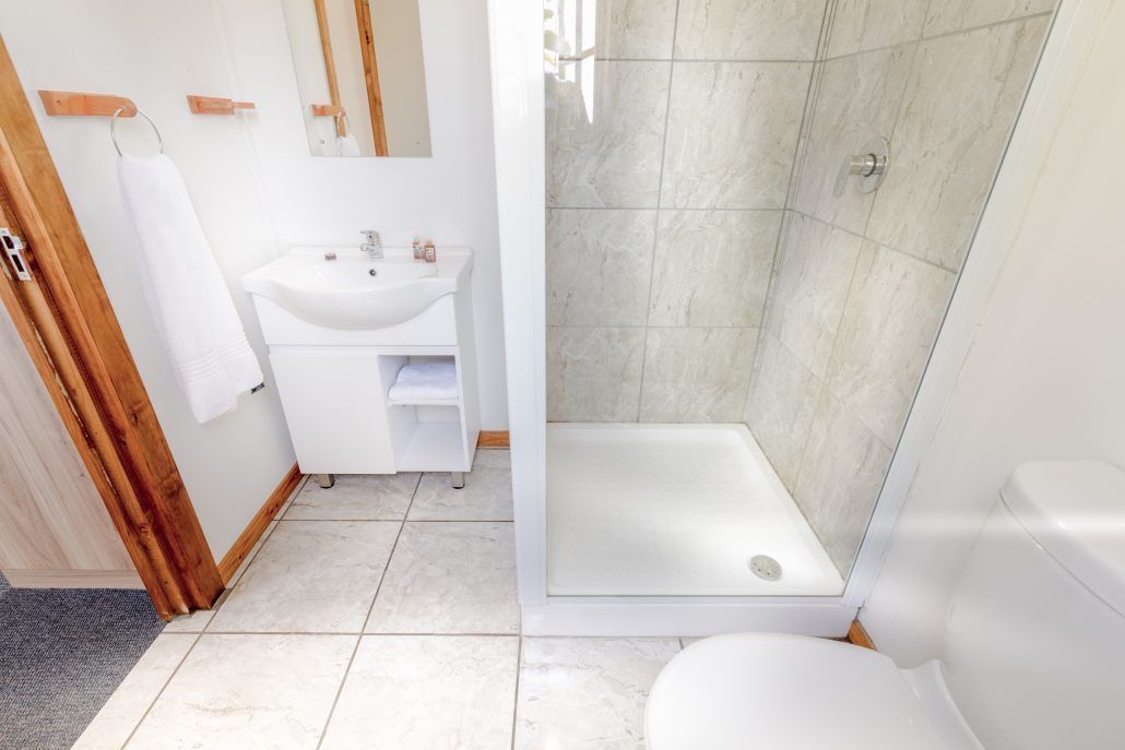 comfort cabin | bathroom | shower, rainfall showerhead, free toiletries, towels