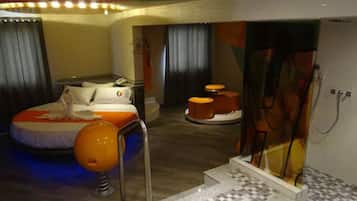 Deluxe Room, Hot Tub | Free WiFi, bed sheets