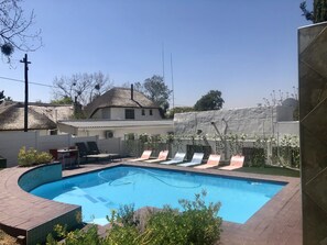 3 outdoor pools, pool umbrellas - Muco Guest House (Sandton)