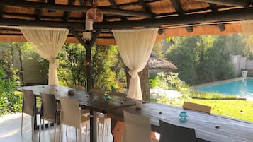 3 buitenzwembaden en parasols bij het zwembad