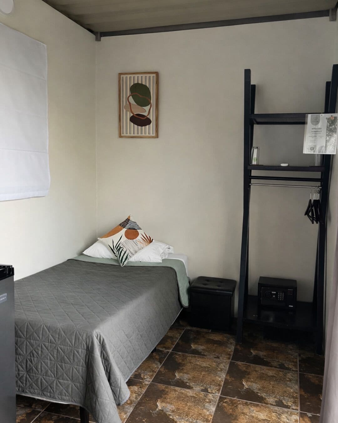 Shipping Container Triple room with Terrace Garden view | Sábanas de algodón egipcio y edredones de plumas