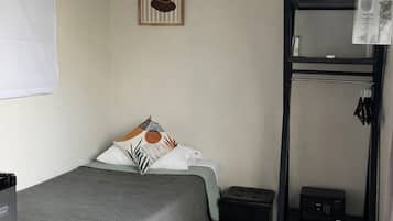 Shipping Container Triple room with Terrace Garden view | Sengetøy i egyptisk bomull, dundyner, senger med overmadrass og minibar