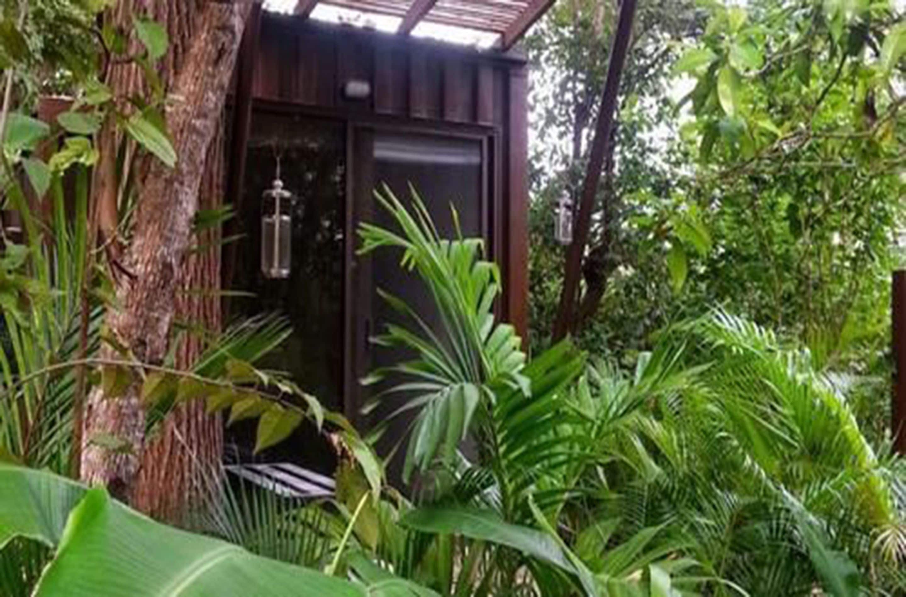 Shipping Container Double Room with Terrace | Draps en coton égyptien, couette en duvet d'oie, surmatelas, minibar