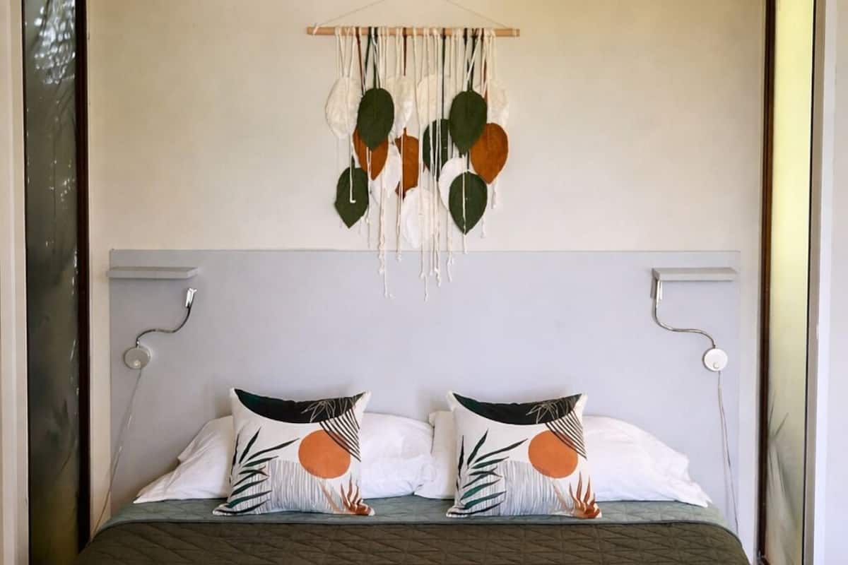 Draps en coton égyptien, couette en duvet d'oie, surmatelas, minibar