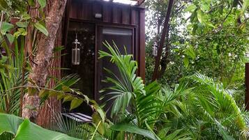 Shipping Container Double Room with Terrace | Jardín