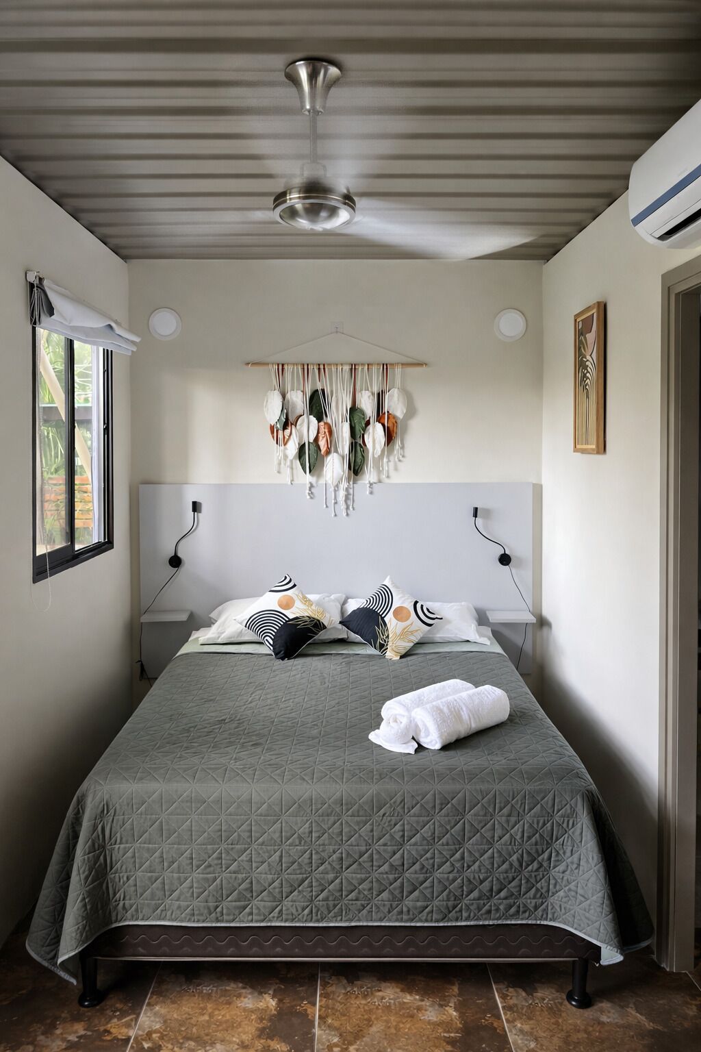 Shipping Container Triple room with Terrace Poolside | ผ้าปูที่นอนฝ้ายอียิปต์, ผ้านวมขนเป็ด, เตียงพร้อมฟูกเสริมที่นอน, มินิบาร์