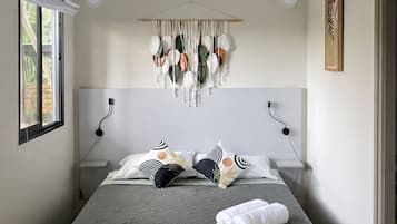 Shipping Container Triple room with Terrace Poolside | Sengetøy i egyptisk bomull, dundyner, senger med overmadrass og minibar