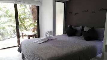 Shipping Container Double Room with Terrace | Roupas de cama de algodão egípcio, edredons de pluma