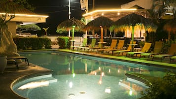 2 albercas al aire libre