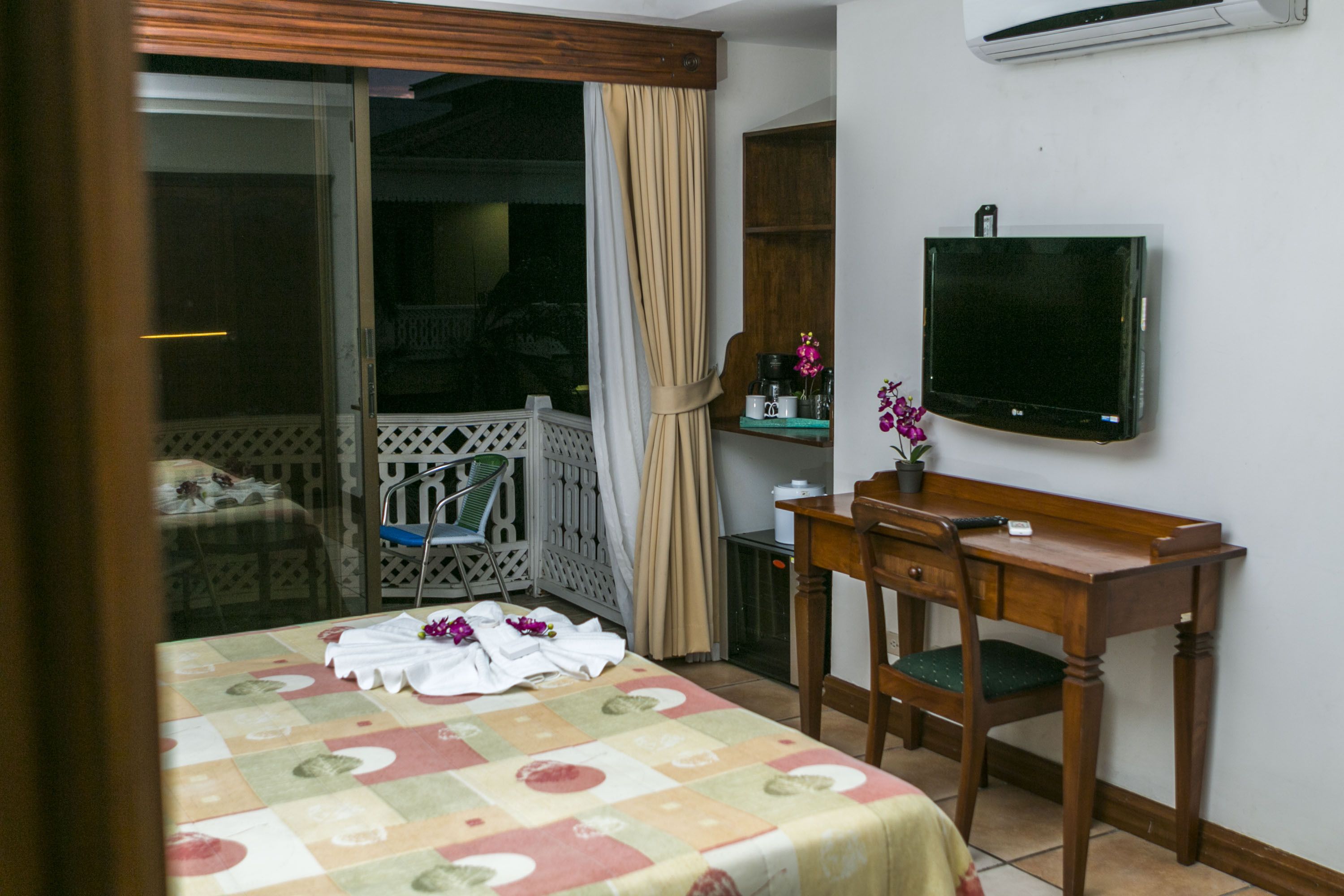 Shower, free toiletries, towels