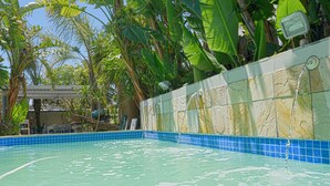 Outdoor pool, pool umbrellas, pool loungers - Sunset Decks (Cape Town)