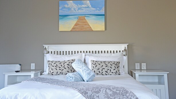 In-room safe, free WiFi, bed sheets - Sunset Decks (Cape Town)