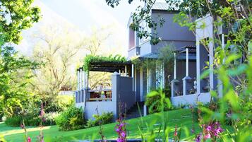 Mặt tiền nơi lưu trú