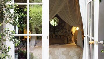 Soundproofing, iron/ironing board, free WiFi, bed sheets