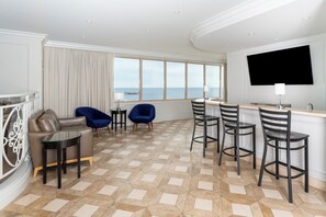 Suite – superior, 1 kingsize-seng, balkong, ved havkanten | Oppholdsområde | En 49-tommers Flatskjerm-TV med digitale kanaler samt TV