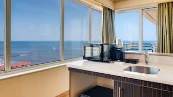 Suite Premium, 1 trÚs grand lit et 1 canapé-lit, balcon, en front de mer | Cuisine privée