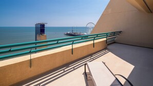 A balcony with a view of the sea, a pier, and a Ferris wheel. - Showboat Hotel Atlantic City (Atlantic City)