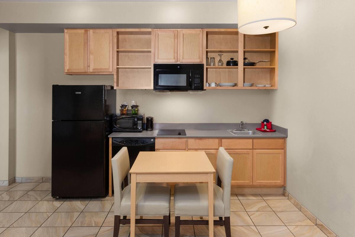 fridge, microwave, coffee/tea maker