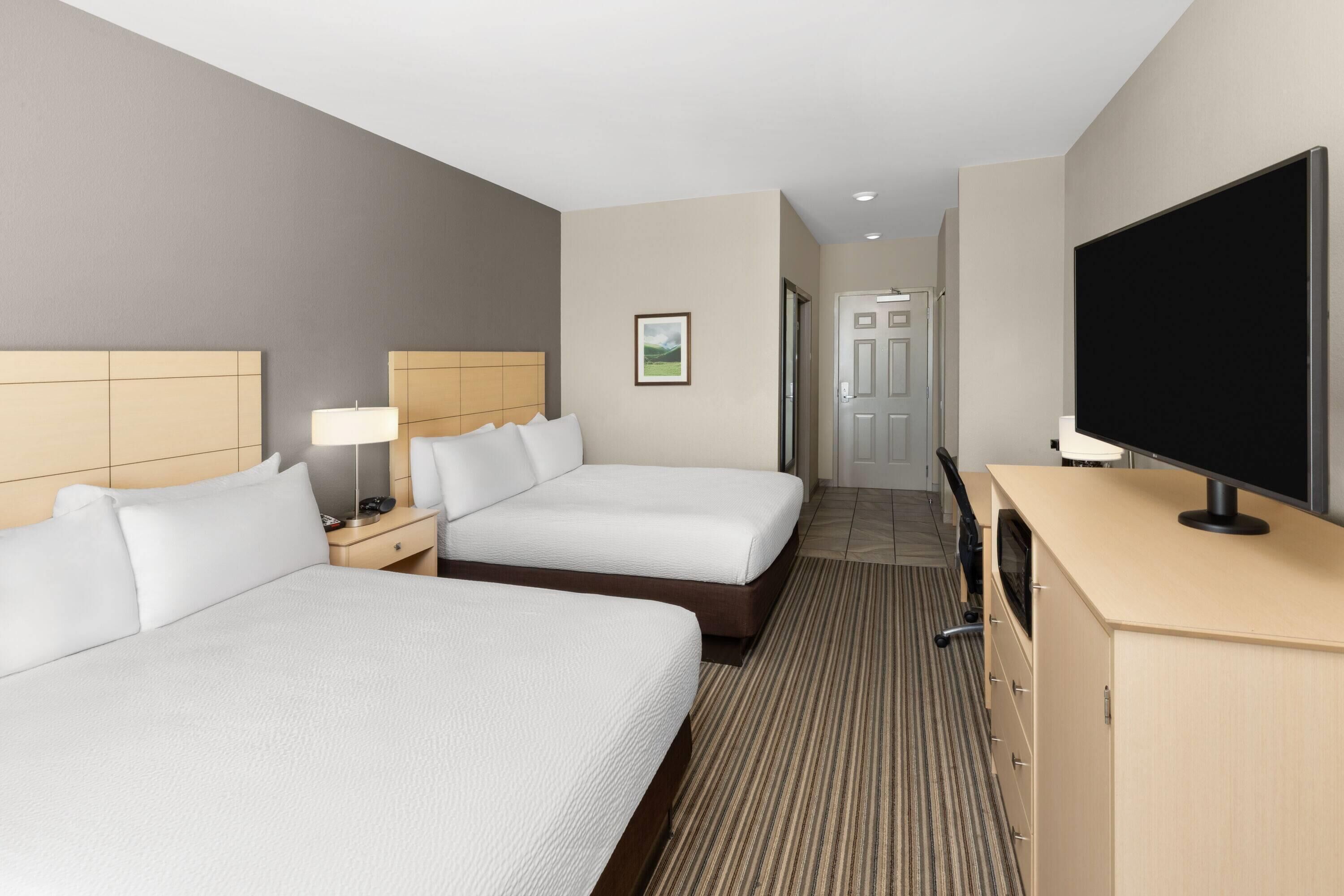 deluxe room, 2 queen beds, non smoking | 1 bedroom, premium bedding, in-room safe, desk