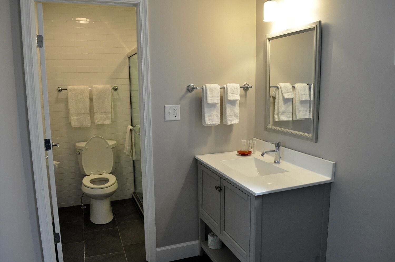 standard room, 1 queen bed | bathroom | hair dryer, towels, soap, shampoo