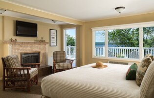 Luxury Suite, 1 King Bed | Hypo-allergenic bedding, down comforters, blackout drapes