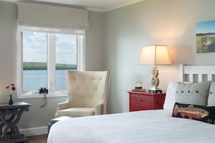 Deluxe Room, 1 King Bed | Hypo-allergenic bedding available, down comforters, blackout drapes