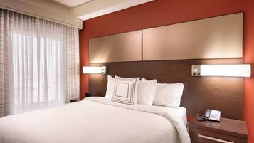 高档床上用品、办公桌、笔记本电脑工作区、遮光窗帘