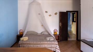 Premium bedding, desk, laptop workspace, cots/infant beds