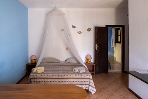 Double Room | Premium bedding, desk, laptop workspace, cribs/infant beds - Sakaroule Bed & Breakfast (Sal)