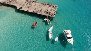 An aerial view of a pier with people and boats. - Sakaroule Bed & Breakfast (Sal)