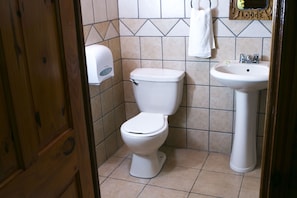 Dreibettzimmer | Badezimmer | Dusche, Handtücher