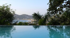 Outdoor pool, pool loungers - Casa Andalucia (San Juan del Sur)