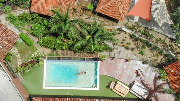 Ulkouima-allas, aurinkotuoleja