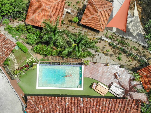 Alberca al aire libre y camastros