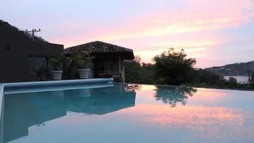 Ulkouima-allas, aurinkotuoleja