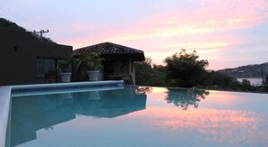Alberca al aire libre y camastros