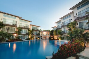 สระว่ายน้ำกลางแจ้ง