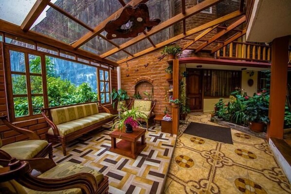 Interior - Donde Ivan (Baños de Agua Santa)