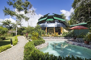 Outdoor pool, pool umbrellas - Yabá Chiguí Lodge (Ciudad Cortés)
