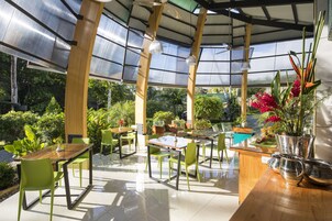 Desayuno con opciones de la cocina local incluido todos los días 