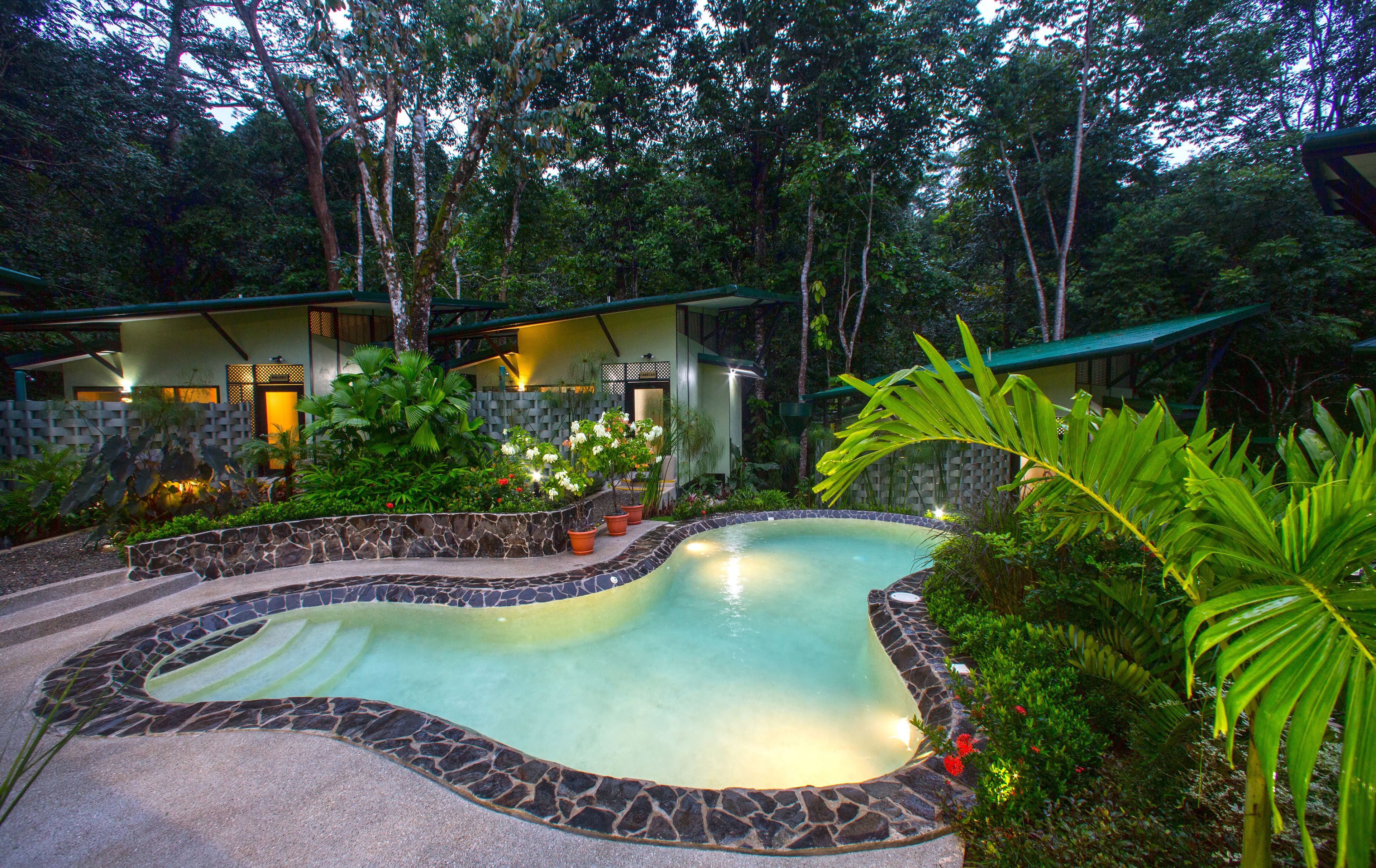 Kolam renang outdoor, dengan payung kolam renang