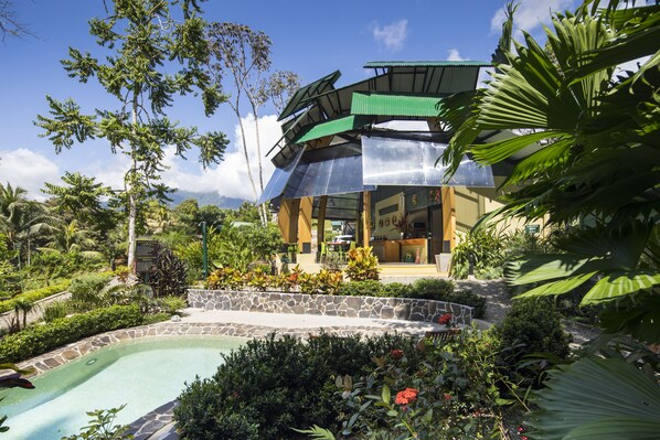 Outdoor pool, pool umbrellas - Yabá Chiguí Lodge (Ciudad Cortés)
