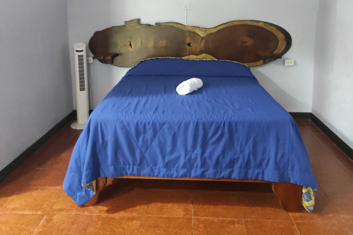 1 habitación, escritorio y ropa de cama