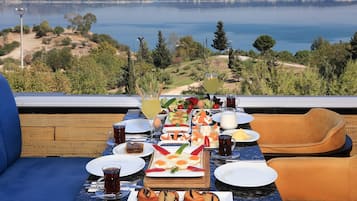 Free daily buffet breakfast