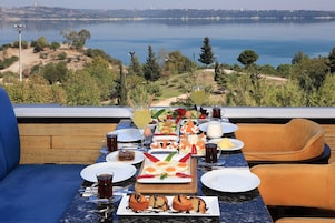 Free daily buffet breakfast