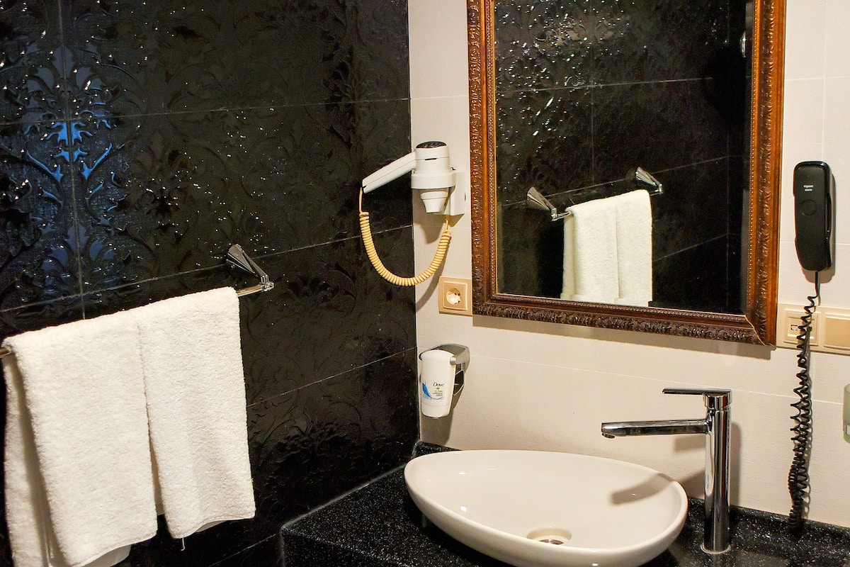 family room, lake view | lake view