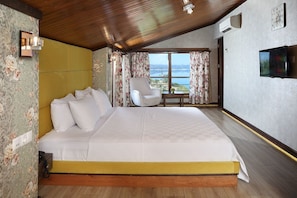 Suite, 1 Bedroom | Minibar, in-room safe, desk, soundproofing - Golden Lake Hotel (Adana)
