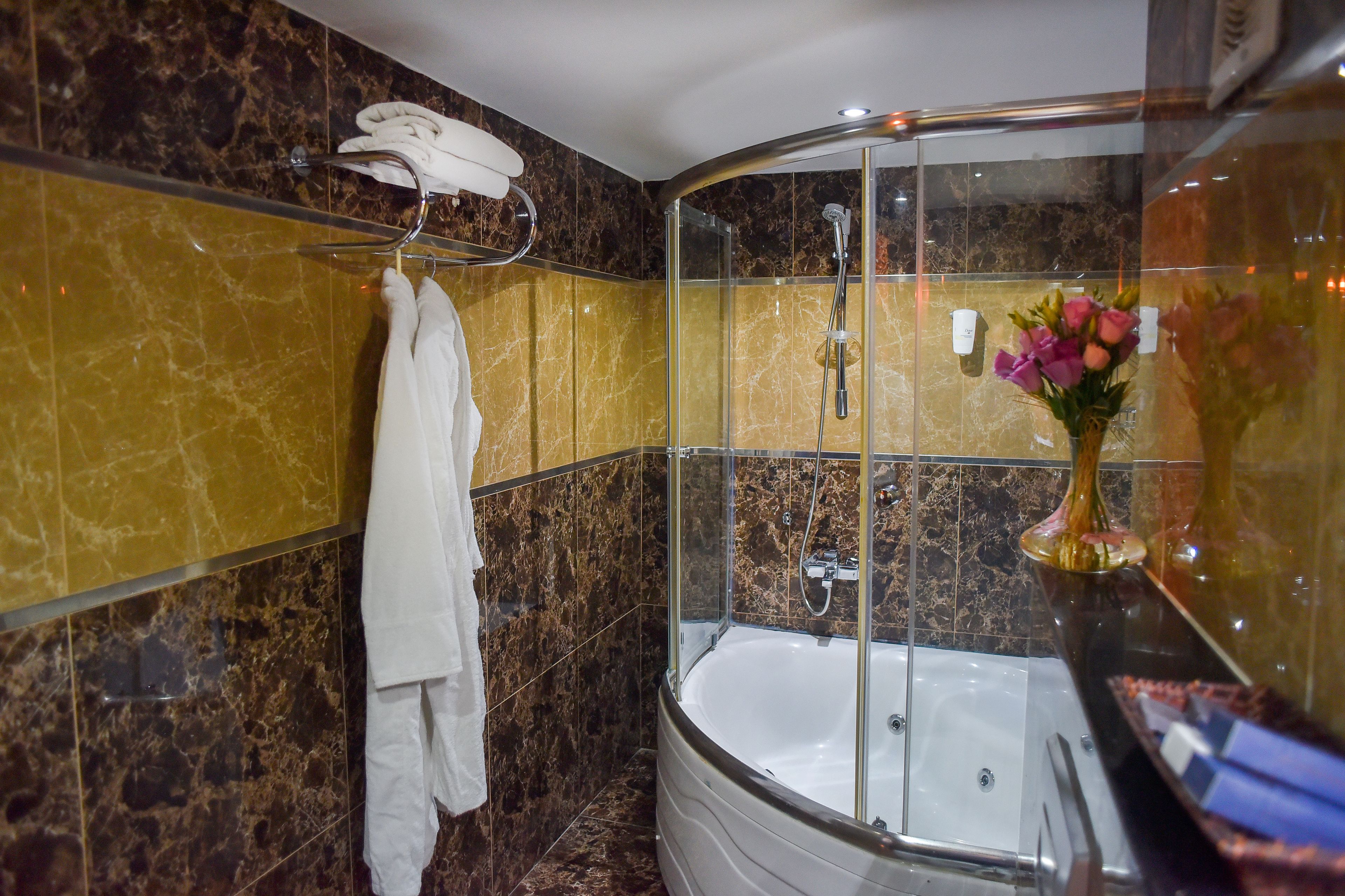 suite, 1 bedroom | jetted bathtub